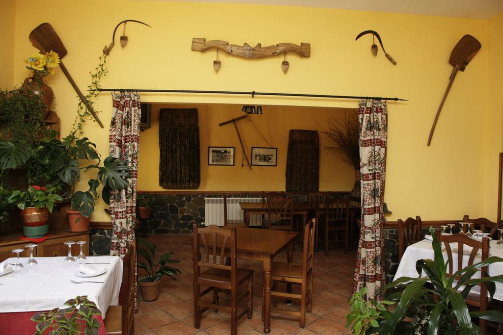 Hostal Restaurante Alto Rey Arroyo de las Fraguas Exterior photo